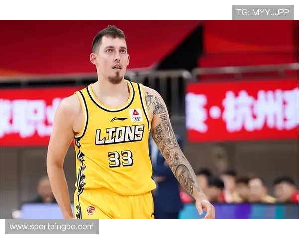 卢尔·邓无球跑动牵制防线，3D价值在季后赛体系中凸显